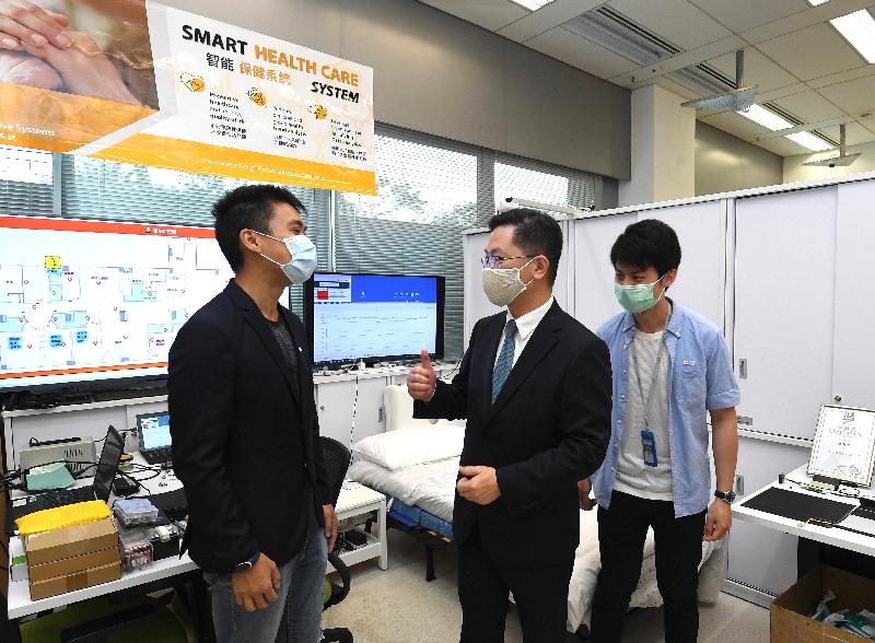 創新及科技局局長薛永恒（中）今日（五月七日）參觀香港應用科技研究院，對智能保健系統表示讚賞。

