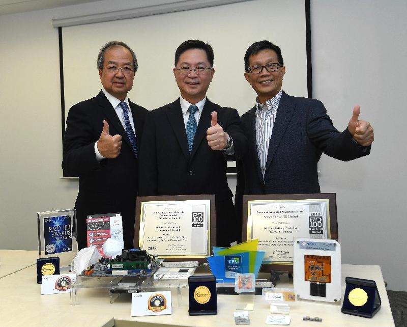 The Secretary for Innovation and Technology, Mr Alfred Sit (centre), today (May 7) visits the Nano and Advanced Materials Institute, and is pictured with  the Chairman, Professor Ching Pak-chung (right), and the Chief Executive Officer, Mr Daniel Yu (left).