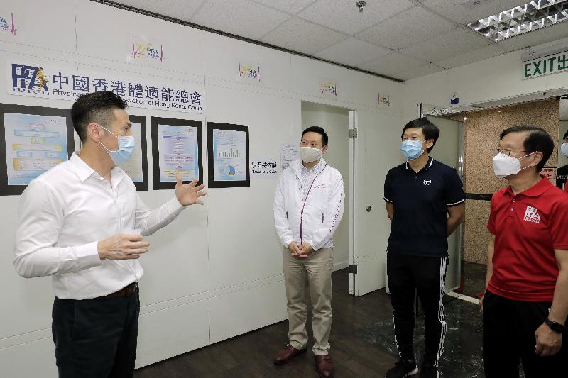 The Secretary for Home Affairs, Mr Caspar Tsui, accompanied by the Commissioner for Sports, Mr Yeung Tak-keung, visited the Physical Fitness Association of Hong Kong, China (the Association) today (May 8). Photo shows Mr Tsui (second left) and Mr Yeung (third left) being briefed about the work of the Association.
