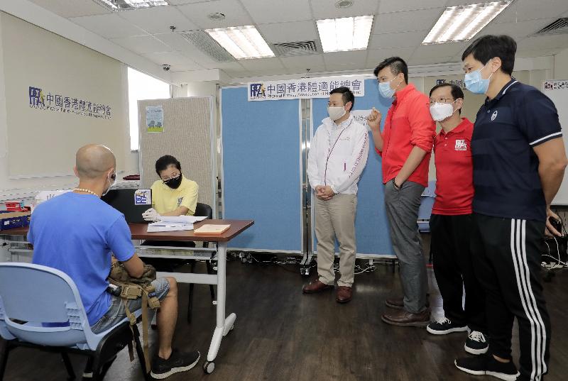 The Secretary for Home Affairs, Mr Caspar Tsui, accompanied by the Commissioner for Sports, Mr Yeung Tak-keung, visited the Physical Fitness Association of Hong Kong, China (the Association) today (May 8). Photo shows Mr Tsui (fourth right) and Mr Yeung (first right) observing a receipt of an application for the Fitness Centre Subsidy Scheme by the staff of the Association.