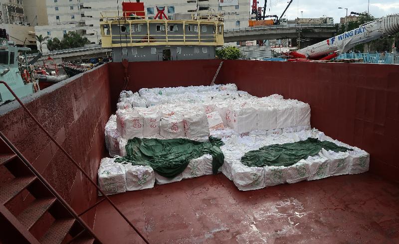 Hong Kong Customs yesterday (May 7) detected a suspected smuggling case using a barge in the waters off Lung Kwu Chau. About 144 tonnes of suspected smuggled frozen meat with an estimated market value of about $5 million were seized. Photo shows the suspected smuggled frozen meat seized on board the barge.