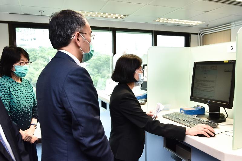 The Secretary for Financial Services and the Treasury, Mr Christopher Hui, visited the Companies Registry today (May 8). Photo shows Mr Hui (centre) viewing a demonstration of the electronic public search service. 