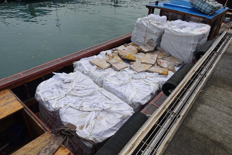 香港海关及水警昨日（五月十一日）采取联合行动打击走私活动，在龙鼓洲对开海面侦破一宗涉嫌利用渔船走私的案件，检获约九公吨怀疑走私冻肉，估计市值约三十万元。图示部分在渔船上检获的怀疑走私冻肉。