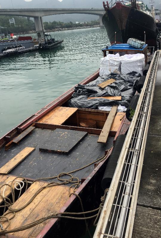 香港海关及水警昨日（五月十一日）采取联合行动打击走私活动，在龙鼓洲对开海面侦破一宗涉嫌利用渔船走私的案件，检获约九公吨怀疑走私冻肉，估计市值约三十万元。图示怀疑涉案的渔船。