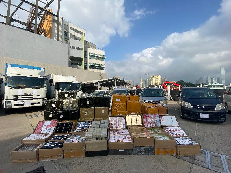 香港海關及水警五月十二日採取聯合行動，在沙頭角偵破一宗涉嫌利用快艇走私的案件，檢獲一批懷疑走私貨物，包括化妝品、日用品、食物及電子產品，估計市值約二千三百萬元。圖示部分檢獲的懷疑走私貨物及涉案的車輛。