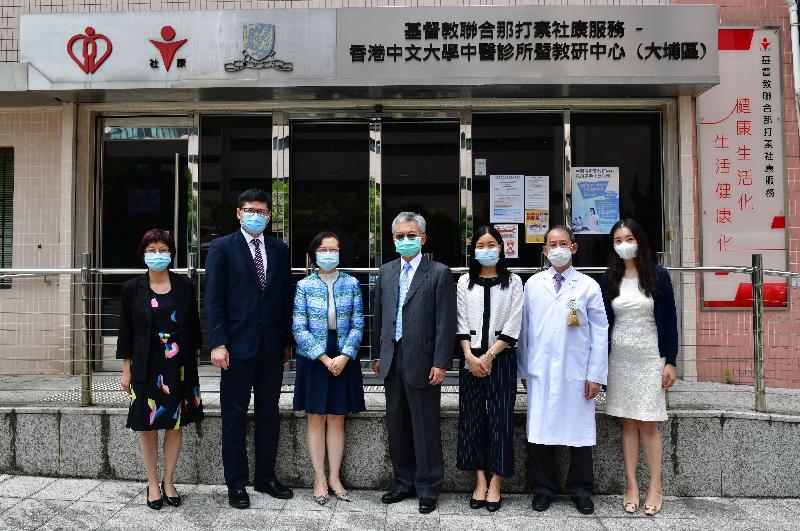 The Secretary for Food and Health, Professor Sophia Chan (third left), accompanied by the Chief Executive of the Hospital Authority (HA), Dr Tony Ko (second left), today (May 14) visit the United Christian Nethersole Community Health Service – The Chinese University of Hong Kong Chinese Medicine Clinic cum Training and Research Centre (Tai Po District) in the Alice Ho Miu Ling Nethersole Hospital. They met with the Chairperson of United Christian Nethersole Community Health Service (UCN) Management Committee, Mr John Li (centre); the Executive Director of UCN, Ms Esther Mok (third right); and the Chief of Service of UCN, Dr Cheung Kit-nung (second right). Also pictured are the Chief of Chinese Medicine Department of HA, Ms Rowena Wong (first left) and the Head of Chinese Medicine Unit of the Food and Health Bureau, Ms Ellen Chan (first right).