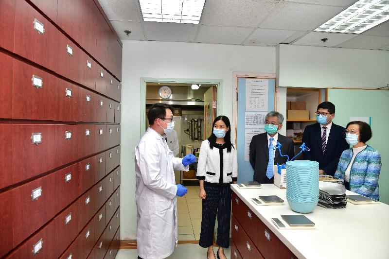The Secretary for Food and Health, Professor Sophia Chan (first right), today (May 14) is pictured visiting the United Christian Nethersole Community Health Service – The Chinese University of Hong Kong Chinese Medicine Clinic cum Training and Research Centre (Tai Po District) to learn about the operation of the Chinese medicine pharmacy at the clinic.