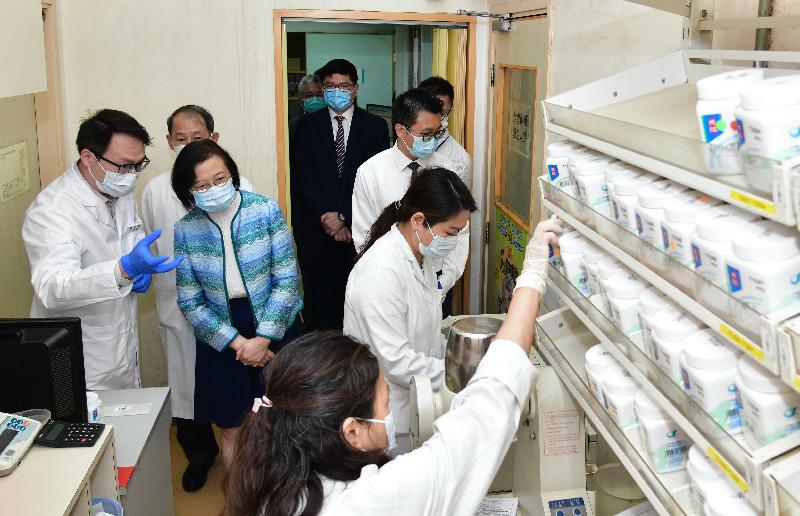 The Secretary for Food and Health, Professor Sophia Chan (third left), today (May 14) visits the United Christian Nethersole Community Health Service – The Chinese University of Hong Kong Chinese Medicine Clinic cum Training and Research Centre (Tai Po District). Photo shows clinic staff explaining the distribution progress of Chinese medicine granules.