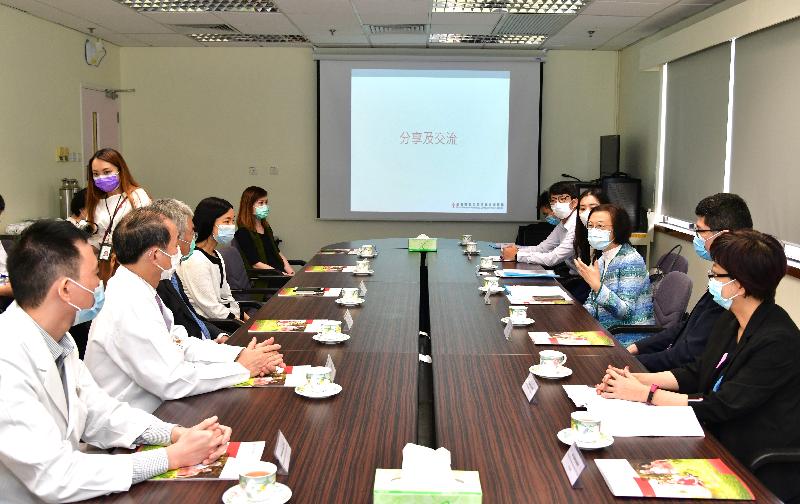The Secretary for Food and Health, Professor Sophia Chan (third right), is pictured visiting the United Christian Nethersole Community Health Service – The Chinese University of Hong Kong Chinese Medicine Clinic cum Training and Research Centre (Tai Po District) (CMCTR) today (May 14), where she met with representatives from the operator of the CMCTR and resident Chinese Medicine Practitioners to exchange views on the development of Chinese medicine and the operation of the CMCTR.