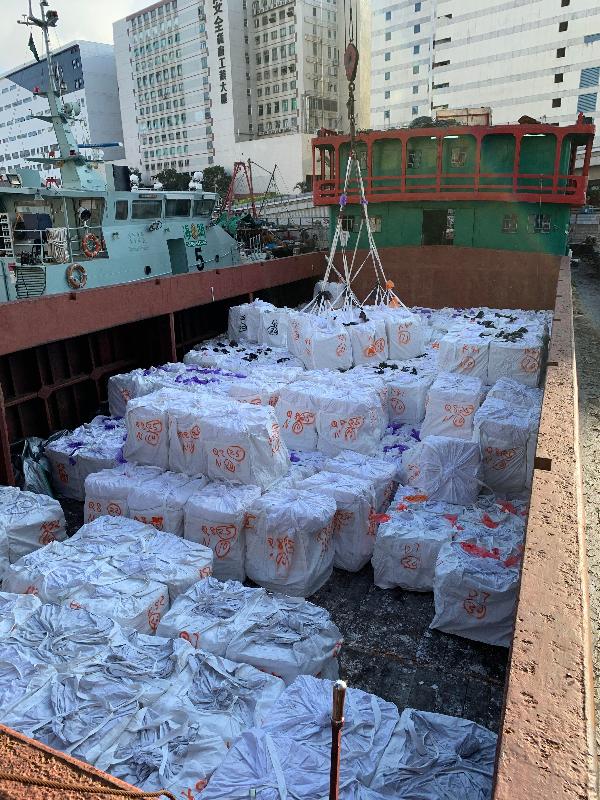 香港海关昨日（五月十五日）在香港国际机场对开海面侦破一宗涉嫌利用趸船走私的案件，检获约二百一十公吨怀疑走私冻肉，估计市值约七百三十万元。图示在趸船上检获的怀疑走私冻肉。