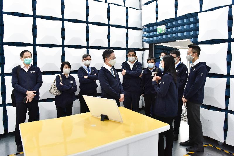 創新及科技局局長薛永恒（左四）今日（五月十九日）參觀香港生產力促進局（生產力局）多功能全電波暗室，了解電磁兼容測試的產品覆蓋範圍。旁為生產力局主席林宣武（左三）。