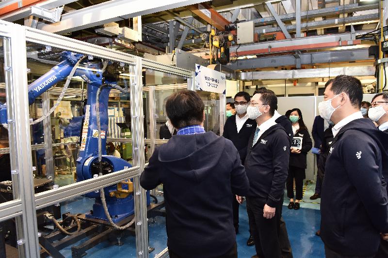 The Secretary for Innovation and Technology, Mr Alfred Sit (centre), receives a briefing on the robo-forming technology during his visit to the smart manufacturing and testing facilities at the Hong Kong Productivity Council today (May 19).