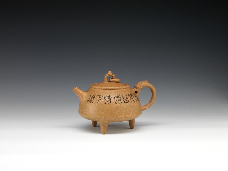 The "Tea Ware from Yixing: Gems of Zisha in The K.S. Lo Collection of the Flagstaff House Museum of Tea Ware" exhibition will be on display from tomorrow (May 22) at the Flagstaff House Museum of Tea Ware. Photo shows a teapot with a dragon handle and three legs from the 20th century.