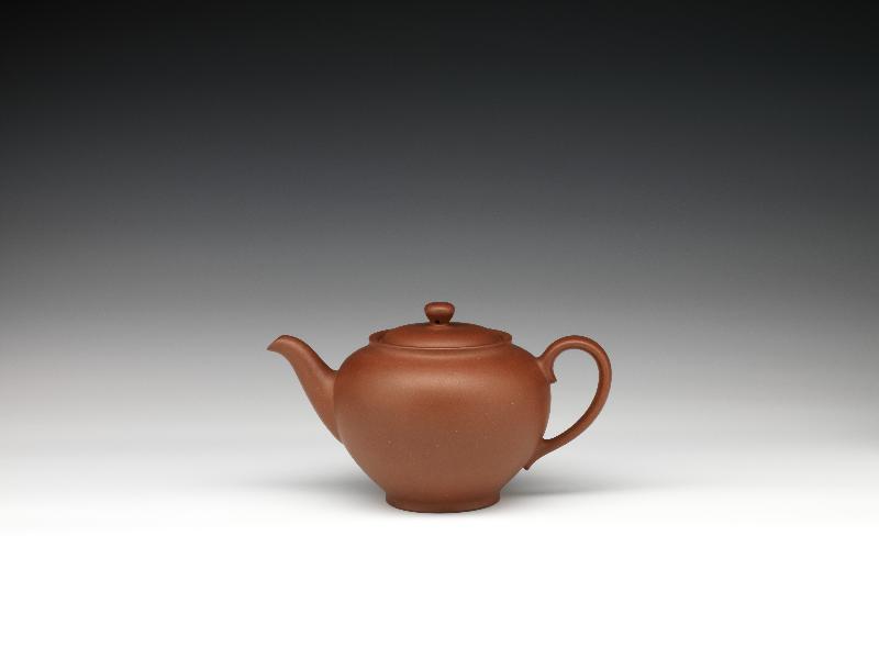 The "Tea Ware from Yixing: Gems of Zisha in The K.S. Lo Collection of the Flagstaff House Museum of Tea Ware" exhibition will be on display from tomorrow (May 22) at the Flagstaff House Museum of Tea Ware. Photo shows a globular teapot with a rounded shoulder from the 20th century.