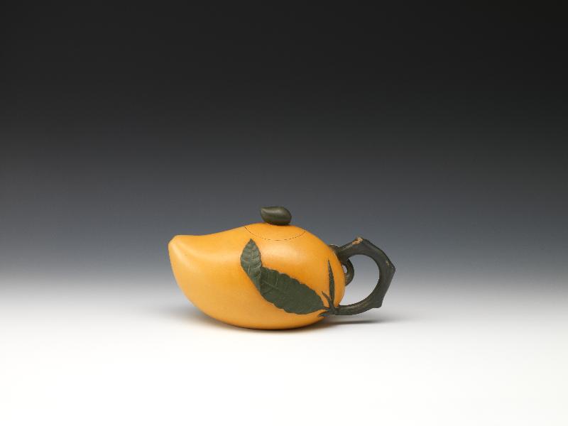 「陽羨清韻：茶具文物館羅桂祥紫砂珍藏」展覽明日（五月二十二日）起在茶具文物館舉行。圖示二十世紀時期的巧色芒果壺。
