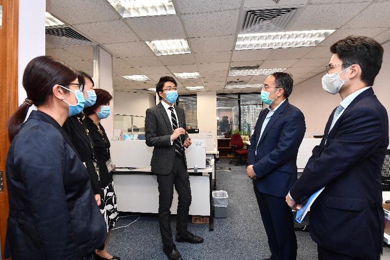 The Secretary for Financial Services and the Treasury, Mr Christopher Hui, visited the Treasury today (May 21). Photo shows Mr Hui (second right) meeting front-line staff on their preparation for dispersing $10,000 under the cash payout scheme.