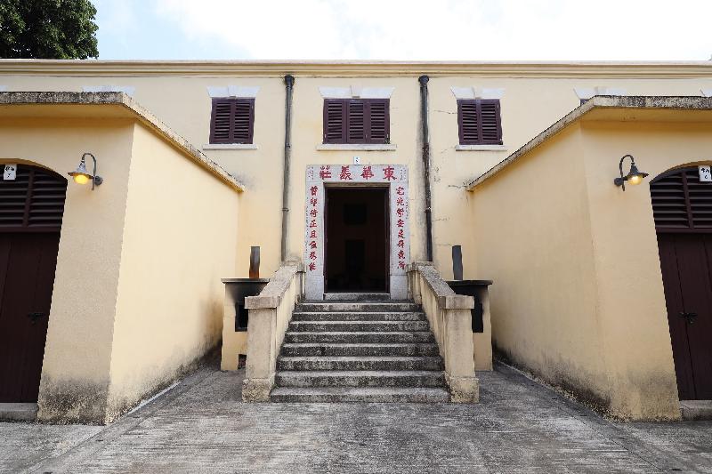 The Government today (May 22) announced that the Antiquities Authority (i.e. the Secretary for Development) has declared the masonry bridge of Pok Fu Lam Reservoir, the Tung Wah Coffin Home, and Tin Hau Temple and the adjoining buildings as monuments under the Antiquities and Monuments Ordinance. Photo shows the entrance of the Old Hall decorated with a granite door frame inscribed with the name “Tung Wah Coffin Home” in Chinese and a pair of couplets dating from 1924.