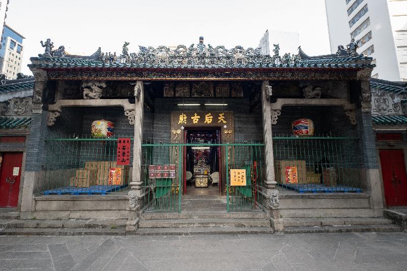 The Government today (May 22) announced that the Antiquities Authority (i.e. the Secretary for Development) has declared the masonry bridge of Pok Fu Lam Reservoir, the Tung Wah Coffin Home, and Tin Hau Temple and the adjoining buildings as monuments under the Antiquities and Monuments Ordinance. Photo shows the front elevation of Tin Hau Temple. The main ridge of the temple is richly decorated with Shiwan ceramic figures from 1914.