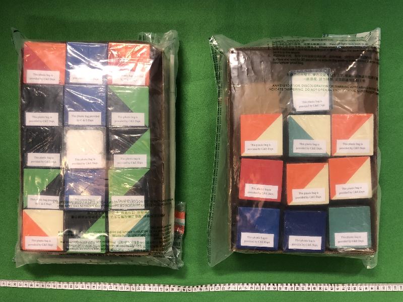 香港海关五月十五日在香港国际机场检获约三点七公斤怀疑氯胺酮及约二点五公斤怀疑可卡因，估计市值约四百九十万元。图示收藏于积木盒子内的怀疑毒品。