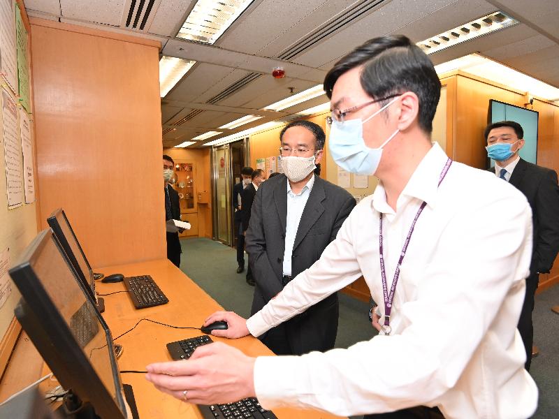 The Secretary for Financial Services and the Treasury, Mr Christopher Hui, visited the the Official Receiver's Office today (May 22). Photo shows Mr Hui (third right) inspecting the public enquiry counters to better understand the services for conducting bankruptcy, individual voluntary arrangement and compulsory winding-up searches.