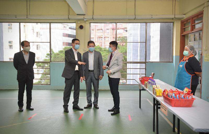 The Secretary for Education, Mr Kevin Yeung (second left), visited Lok Sin Tong Leung Kau Kui College today (May 22) to learn about the school's epidemic prevention measures for class resumption, including redistributing the sale of food and drinks from the tuck shop to outlets on different floors to minimise the number of students queuing at one location.