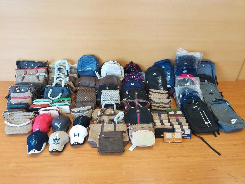 Hong Kong Customs conducted operations against the sale of infringing goods at mobile hawker stalls in Central district for three consecutive weekends between May 10 and yesterday (May 24). About 2 300 items of suspected infringing goods were seized with an estimated market value of about $400,000. Photo shows some of the suspected infringing goods seized.
