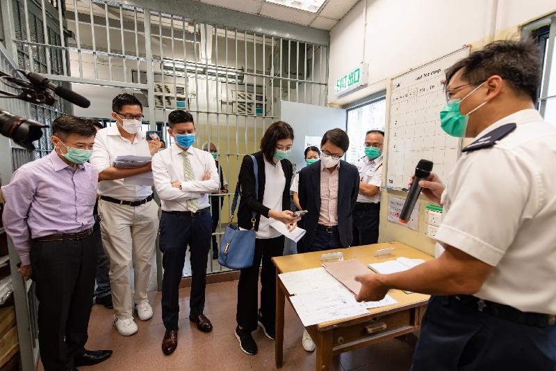 The Legislative Council (LegCo) Panel on Security visited the San Uk Ling Holding Centre in Man Kam To today (May 26) to better understand its operation. Photo shows LegCo Members receiving a briefing from a representative of the Police on the procedures for handling detainees.