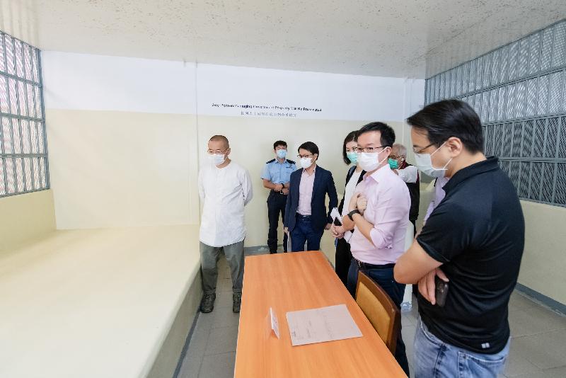 The Legislative Council (LegCo) Panel on Security visited the San Uk Ling Holding Centre in Man Kam To today (May 26) to better understand its operation. Photo shows LegCo Members visiting facilities provided for detainees.