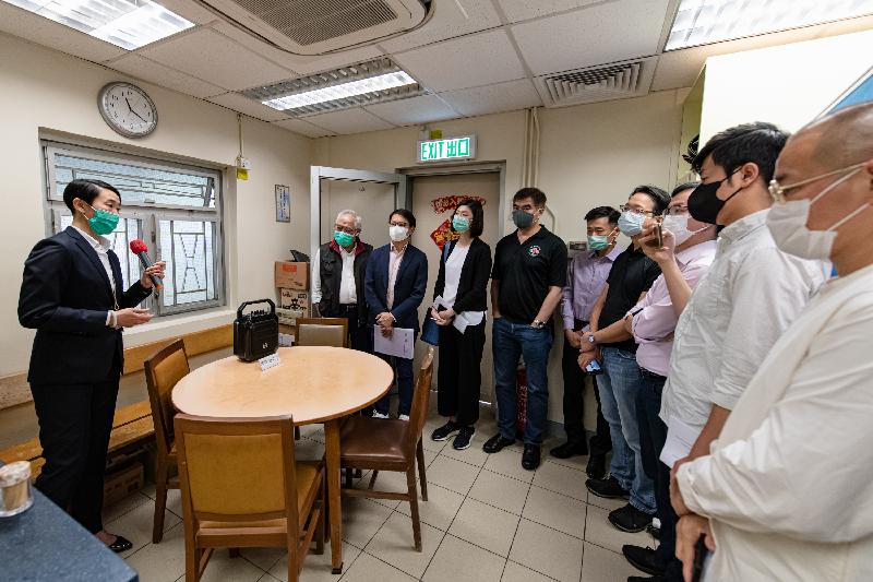 The Legislative Council (LegCo) Panel on Security visited the San Uk Ling Holding Centre in Man Kam To today (May 26) to better understand its operation.  Photo shows LegCo Members (from right) Mr Shiu Ka-chun, Dr Cheng Chung-tai, Mr Chan Chi-chuen, Mr Charles Mok, Mr Yiu Si-wing, Mr Chung Kwok-pan, Ms Yung Hoi-yan, Mr Chan Hak-kan and Mr Wong Ting-kwong visiting the meeting facilities.