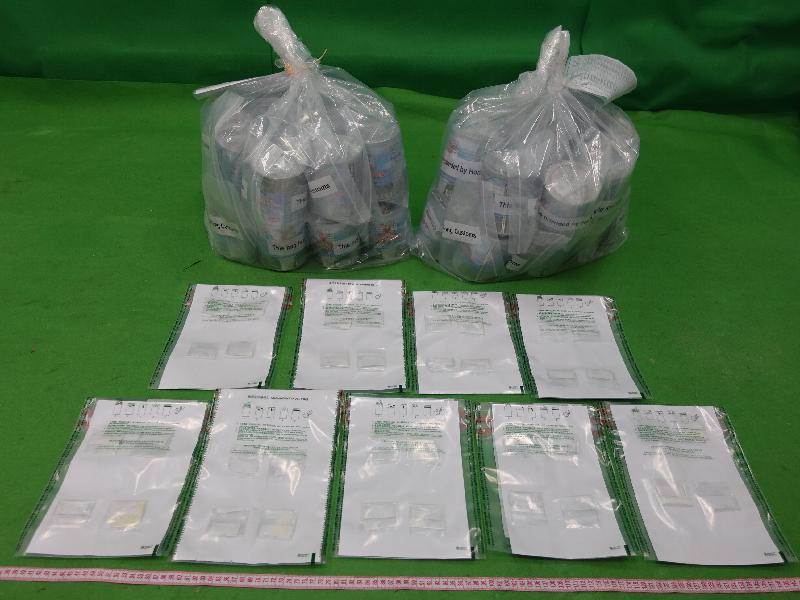 香港海關昨日（五月三十日）在香港國際機場及荃灣分別檢獲約七公斤懷疑可卡因及約十八點五克懷疑氯胺酮，估計市值共約七百九十萬元。圖示檢獲的懷疑氯胺酮。
