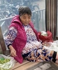 Lau Sau-ching, aged 73, is about 1.4 metres tall, 40 kilograms in weight and of thin build. She has a square face with yellow complexion and short white hair. She was last seen wearing a short-sleeved shirt in pink colour with floral pattern, dark trousers with a pink recycle bag.