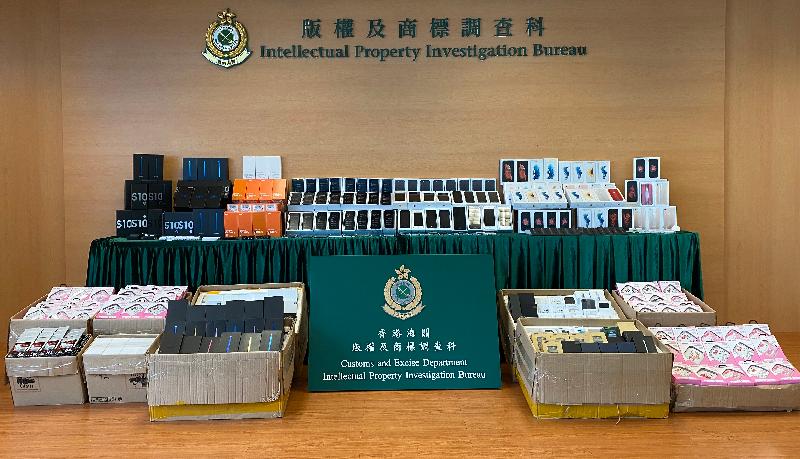 Hong Kong Customs seized a total of about 4 000 items of suspected counterfeit mobile phones and accessories with an estimated market value of about $1.1 million in Kwai Chung and Tsim Sha Tsui on May 28. Photo shows some of the suspected counterfeit mobile phones and accessories seized.