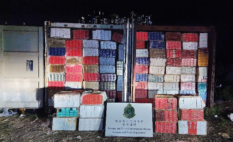 ​Hong Kong Customs yesterday (June 1) uncovered an illicit cigarette storage point in Tung Chung and seized about 2 million suspected illicit cigarettes with an estimated market value of about $5.4 million and a duty potential of about $3.8 million. Photo shows the suspected illicit cigarettes concealed inside two abandoned containers.