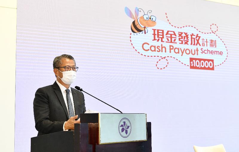 The Government signed service level agreements with representatives of 21 banks for the Cash Payout Scheme today (June 3). Photo shows the Financial Secretary, Mr Paul Chan, speaking at the signing ceremony.
