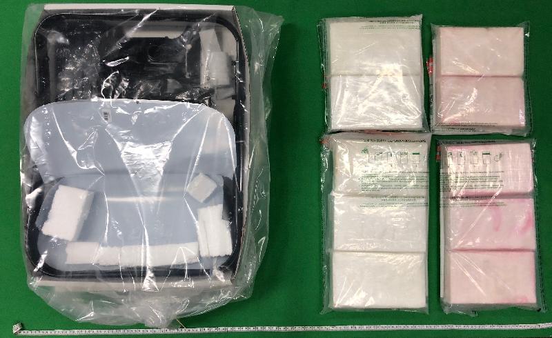 香港海關六月一日在香港國際機場檢獲約十公斤懷疑可卡因，估計市值約一千一百萬元。圖示檢獲的懷疑可卡因及其中一張用作收藏毒品的未經組裝辦公室椅子。