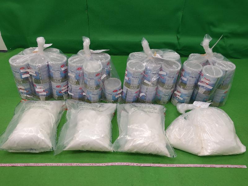 香港海关昨日（六月三日）在香港国际机场检获约二十一公斤怀疑可卡因，估计市值约二千四百万元。这是海关今年于机场破获的最大宗入口毒品案件。图示检获的怀疑可卡因及用作收藏毒品的配方奶粉罐。