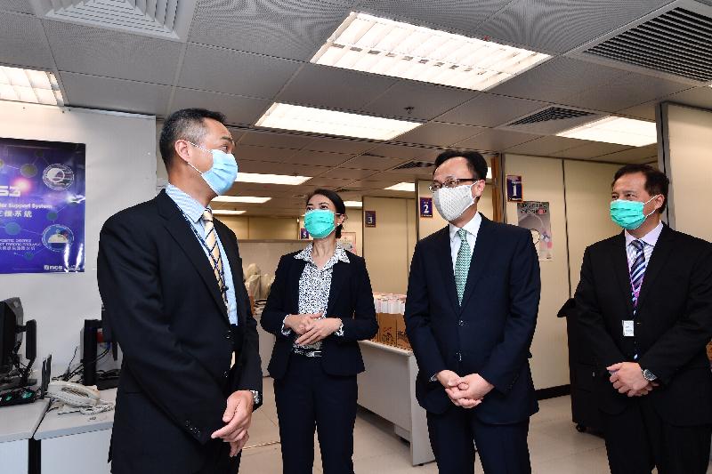 The Secretary for the Civil Service, Mr Patrick Nip, accompanied by the Deputy Commissioner of Police (Management), Mr Kwok Yam-shu (first left), visited the Police Force today (June 5). Photo shows Mr Nip (second right) being briefed on the functions and the operation of the Major Incident Investigation and Disaster Support System at the Crime Support Group.