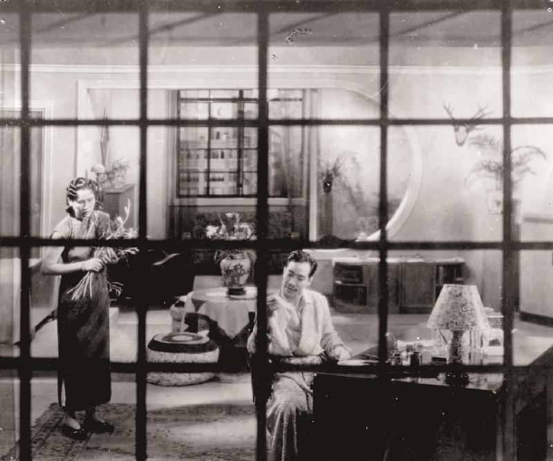 為紀念一代粵劇大師馬師曾一百二十歲誕辰，康樂及文化事務署香港電影資料館的「影畫早晨」節目於七月至十月選映十八齣電影，與一眾影迷重溫馬師曾的銀幕身影。節目逢星期五上午十一時放映。圖示《苦鳳鶯憐》（1941）劇照。 
