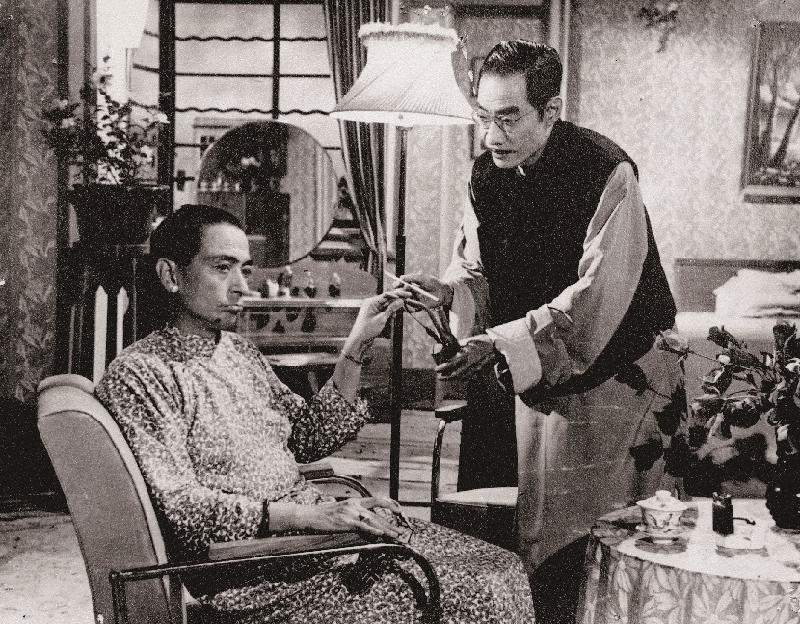 To commemorate the Cantonese opera staple Ma Si-tsang on the 120th anniversary of his birth, the Hong Kong Film Archive of the Leisure and Cultural Services Department will screen 18 films for film buffs to revisit Ma's artistry and influence in the "Morning Matinee" series at 11am on Fridays from July to October. Photo shows a film still of "The Encounter Between the Prince of Thieves and the Lovelorn Monk" (1952).