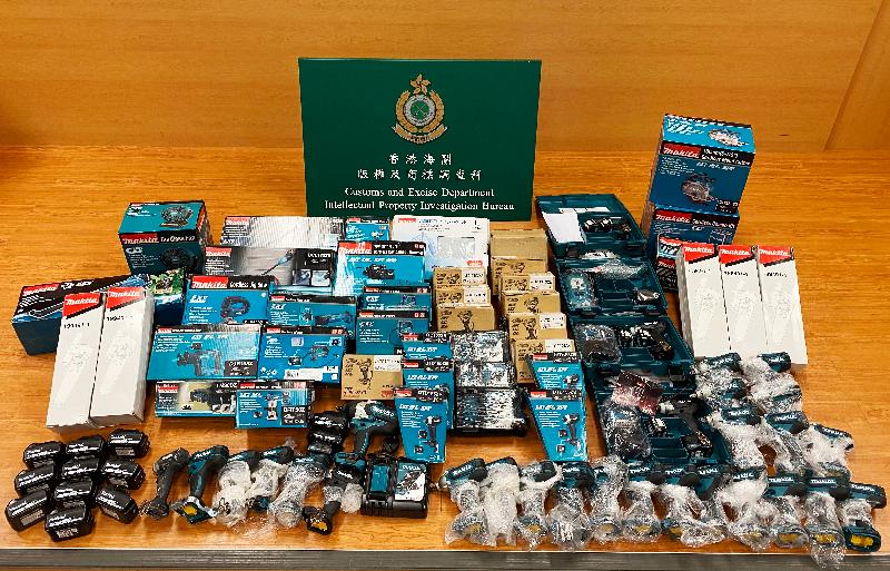 香港海关六月五日采取执法行动，打击网上售卖冒牌电动工具，并检获九十三件怀疑冒牌电动工具，包括充电式电钻、专用电池及电锯等货品，估计市值约六万元，并拘捕一名男子。