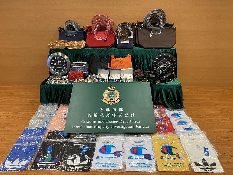 香港海关昨日（六月十日）在九龙湾及旺角采取特别行动，打击售卖冒牌物品活动，检获约二千八百件怀疑冒牌物品，估计市值约一百四十万元。图示部分检获的怀疑冒牌物品。