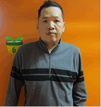 Leung Wai-man, aged 55, is about 1.8 metres tall, 80 kilograms in weight and of medium build. He has a long face with yellow complexion and short black hair. He was last seen wearing a blue short-sleeved shirt, black shorts, black slippers, a green face mask and carrying a black shoulder bag.

