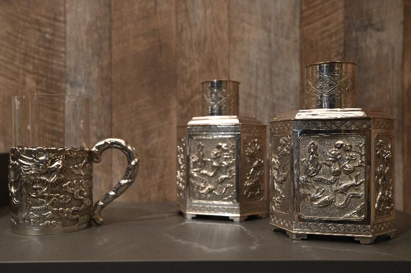 「工」不可沒──香港工業傳奇展覽明日（六月十七日）至八月二十四日於香港歷史博物館舉行。圖示二十世紀初本地生產的銀質茶具。