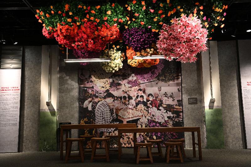 「工」不可沒──香港工業傳奇展覽明日（六月十七日）至八月二十四日於香港歷史博物館舉行。圖示六十年代塑膠花工廠的模擬場景。