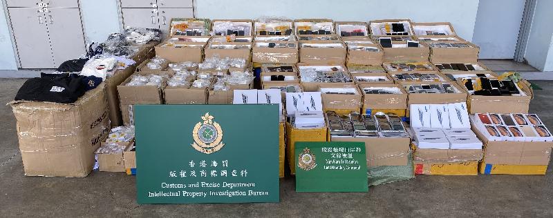香港海關六月十三日於文錦渡管制站檢獲約三千三百件懷疑冒牌物品，估計市值約三百二十萬元。