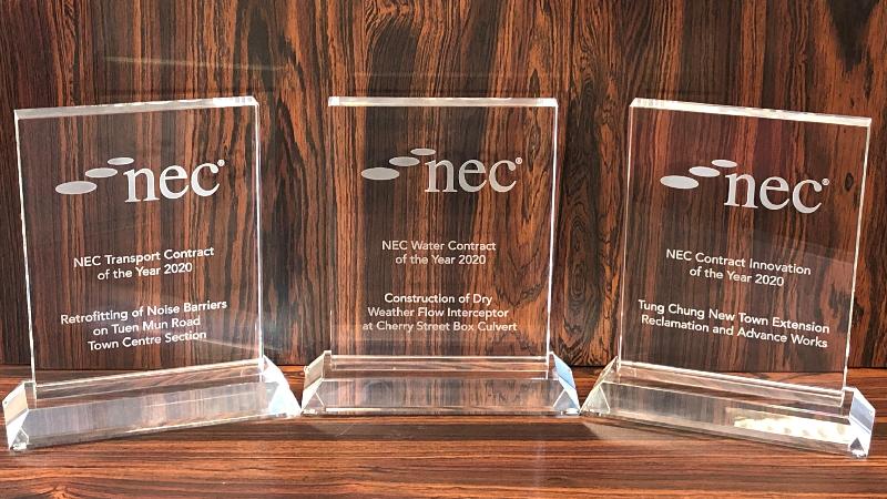 The Highways Department, the Drainage Services Department and the Civil Engineering and Development Department were awarded today (June 17) Transport Contract of the Year, Water Contract of the Year and Contract Innovation Award respectively by the NEC Users' Group.
