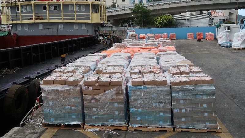 香港海關自今年初起採取一連串執法行動，重點打擊香港西部水域走私凍肉活動，並於五月初至今進行代號「掃雷」的特別行動，以加強執法力度。截至六月十七日，海關今年已偵破二十三宗海上走私凍肉案件，檢獲約二千五百公噸懷疑走私凍肉，包括牛肉、雞腳及豬手等，估計市值約九千萬元。以數量計，今年至今的檢獲量已超越過去十一年的總和。圖示部分檢獲的懷疑走私凍肉。