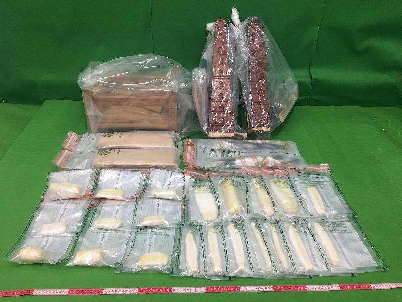 香港海关昨日（六月二十二日）在香港国际机场检获约二点八公斤怀疑可卡因，估计市值约三百一十万元。图示检获的怀疑可卡因及用作收藏毒品的木制品。