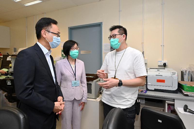 The Secretary for the Civil Service, Mr Patrick Nip, visited the Public Health Laboratory Services Branch under the Centre for Health Protection of the Department of Health today (June 30). Photo shows Mr Nip (left) chatting with a colleague to learn more about his work. Looking on is the Director of Health, Dr Constance Chan (centre).