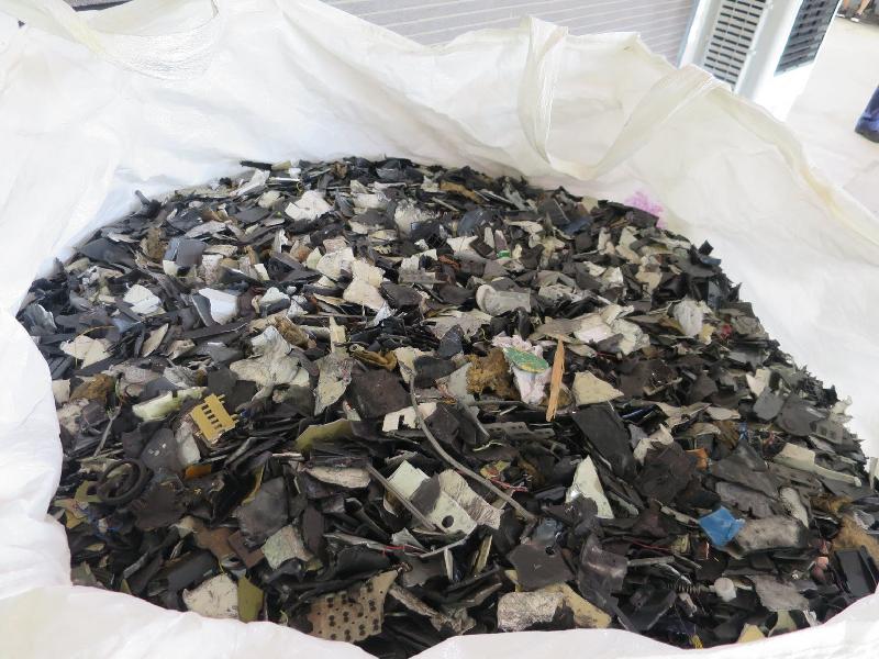 环境保护署去年十月在葵涌货柜码头截获非法进口的都市废物。图示部分截获的都市废物。